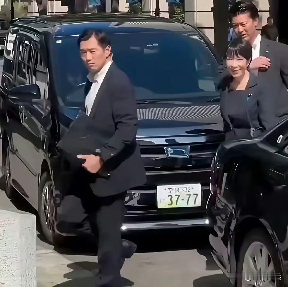 高市早苗的车牌为啥不是45815？看来是真想和咱们拼一下子。（1945年8月15