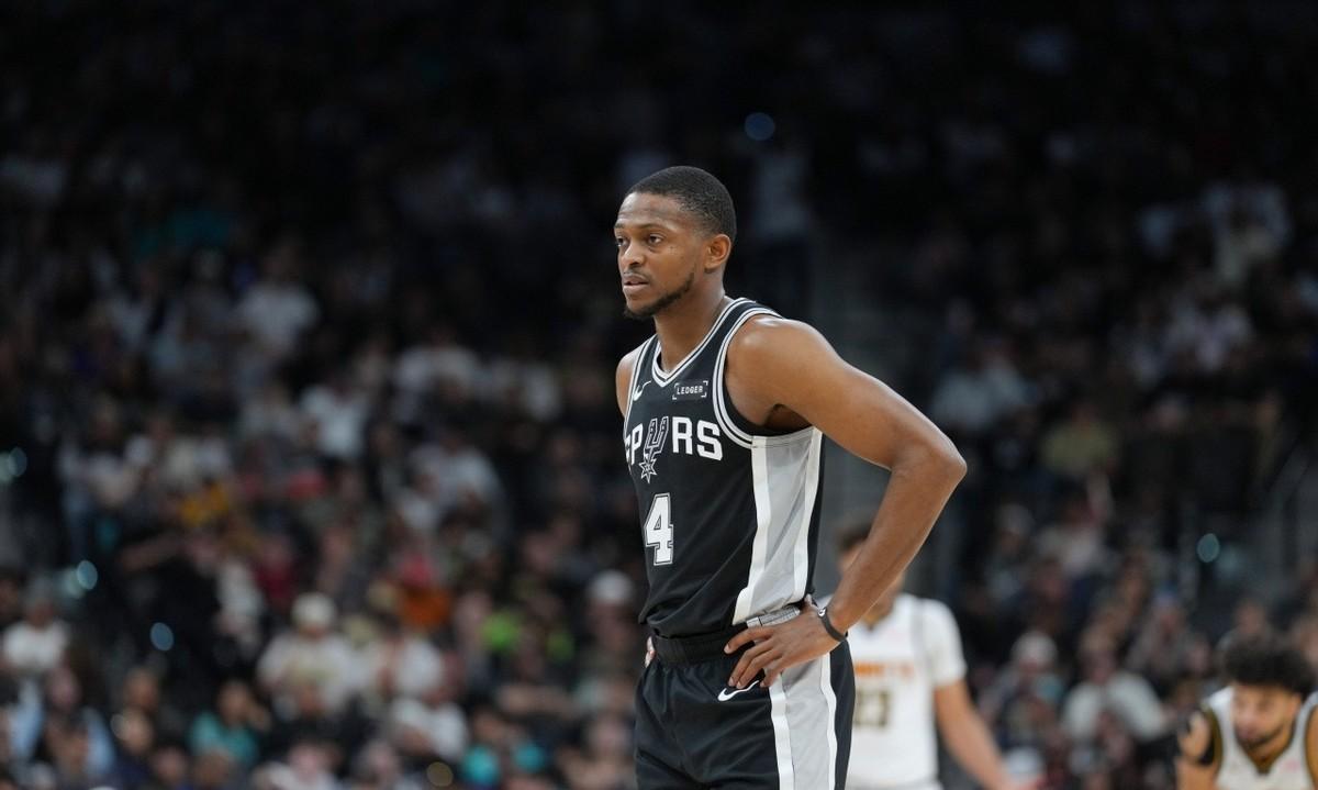 37 岁的威少刚把名宿纳什挤下历史助攻榜第五，转头却只能眼睁睁看着自家球队被马刺