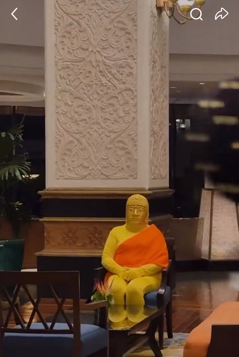 太佩服泰国人的玩乐认真度了，还好GMM团建包场了，深夜入住看到这位COS佛祖的我