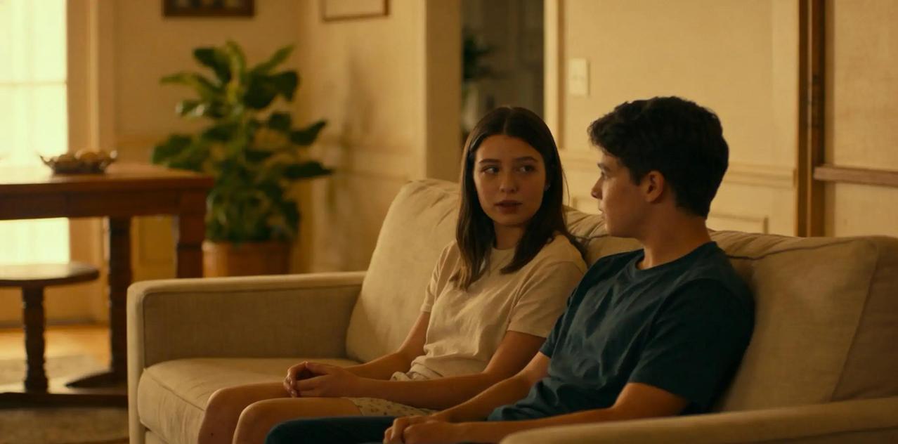 深夜两点，林薇辗转难眠，那部扣在茶几上的手机像根刺——三年同居，他何时这样藏着掖