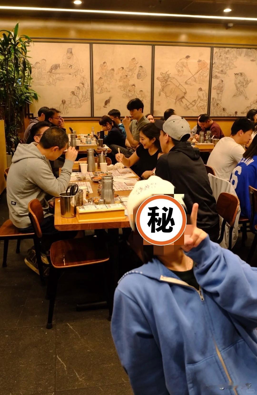 不能怪开拓者了，杨瀚森刚打完湖人就带着女朋友吃宵夜了!

今天，有中国球迷在洛杉