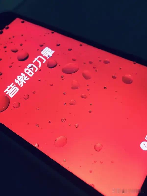 想让声音有磁性和感染力，有俩关键要点。
唱歌时，很多人盲目练音准、气息和高音，却