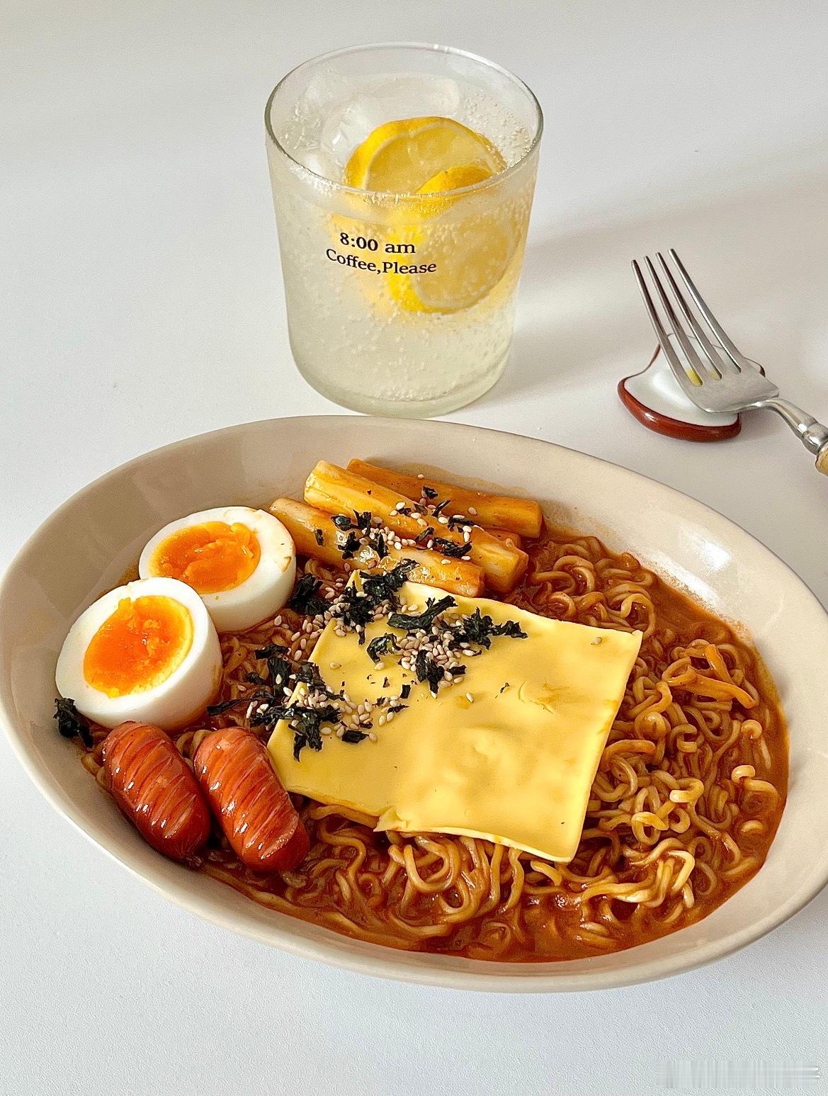 天气冷了，就爱吃热乎乎的碳水！今天吃个很久没吃的火鸡面，就爱这种糊嘴的面，吃完整