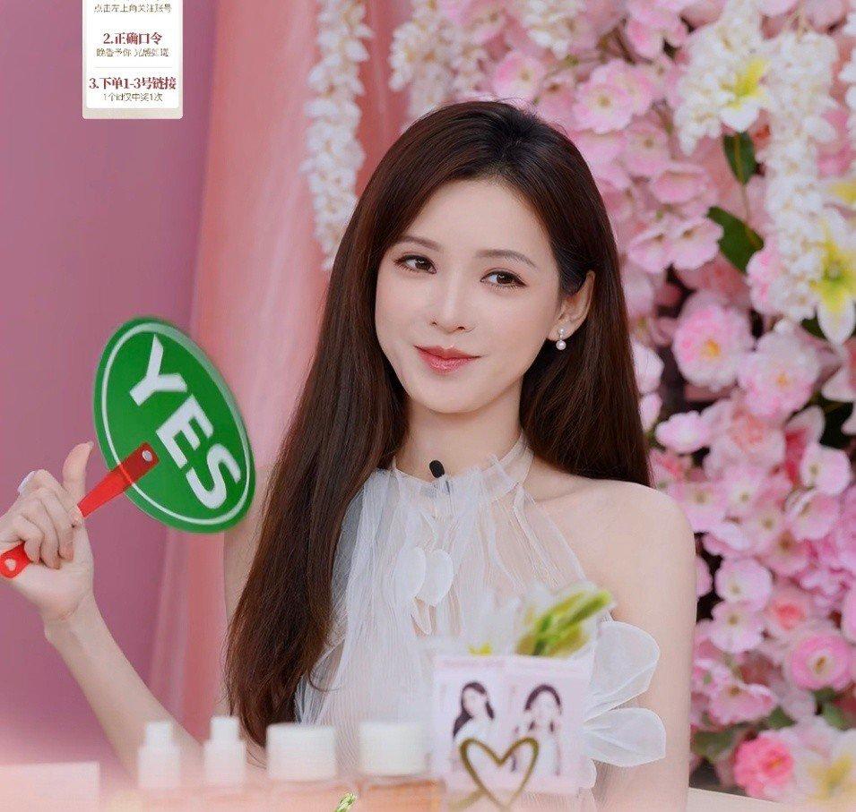 张予曦真是美得不可方物。

王思聪历届前女友里，她绝对是颜值天花板。那张脸精致得