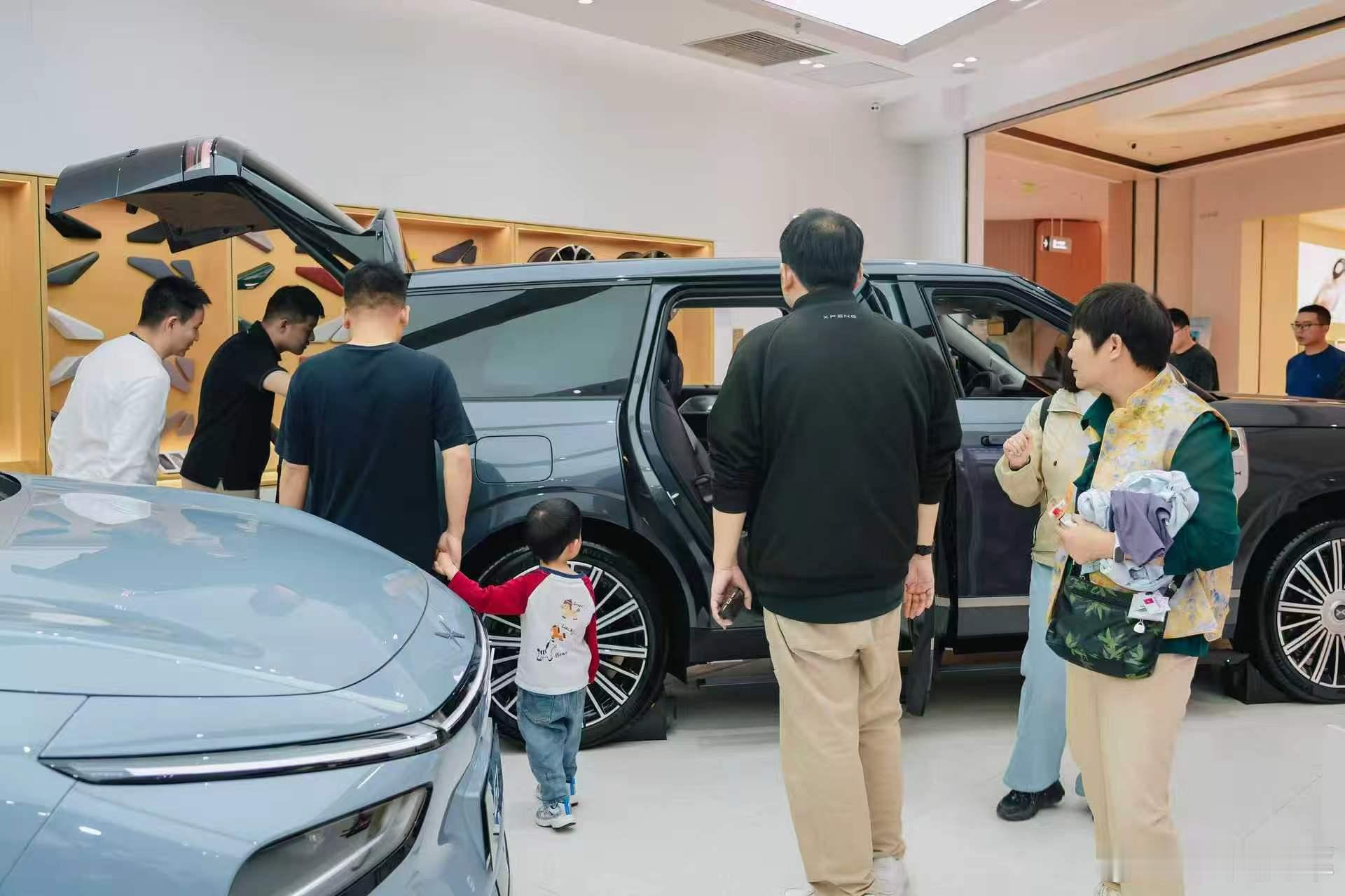 感谢黑子们前期的努力抹黑，把小鹏GX 的内饰预期拉到了和MONA一个档次。车友群