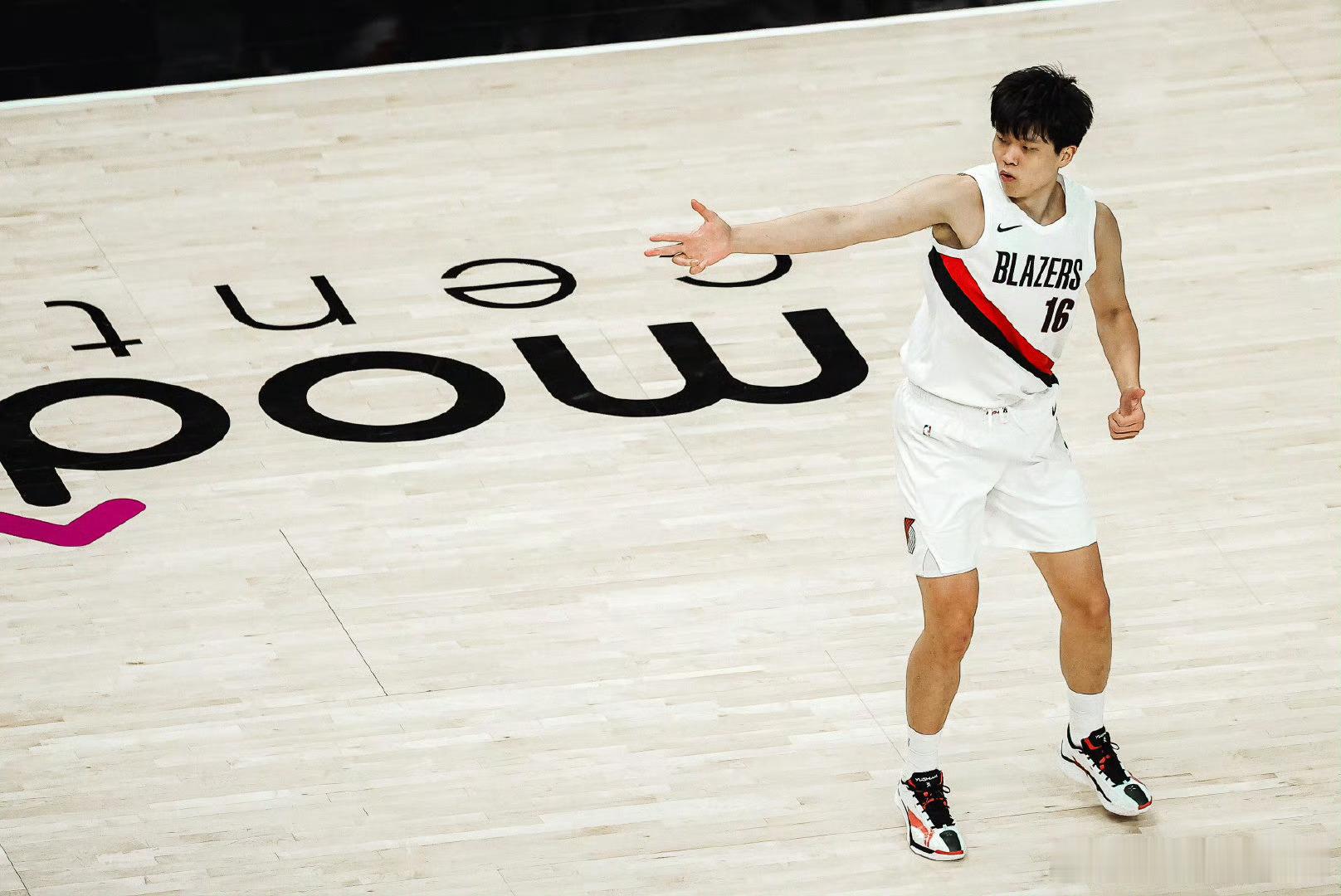 小杨今天打了16分31秒，这个时间挺多的了，3分3篮板2助攻，出现2次失误、5次