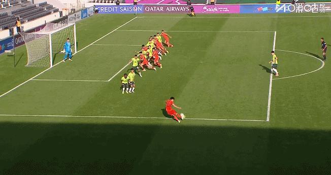 U23国足的任意球基本上都是王钰栋在踢，这一次王钰栋兜射远角差点破门，距离球门就