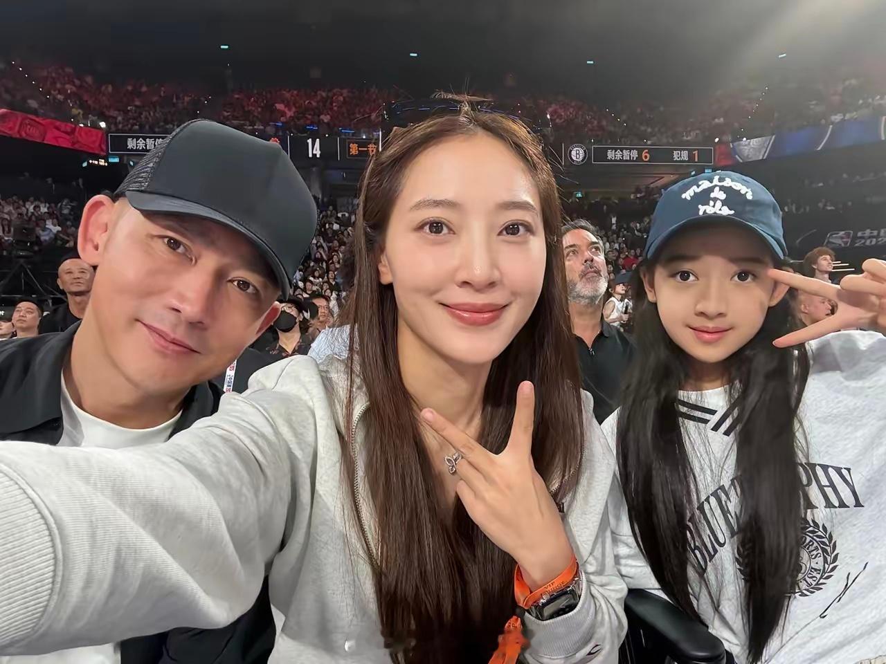 聂远夫妇路边拥抱路人偶遇的甜度暴击！聂远秦子越聚餐结束后站在路边等代驾，他自然揽