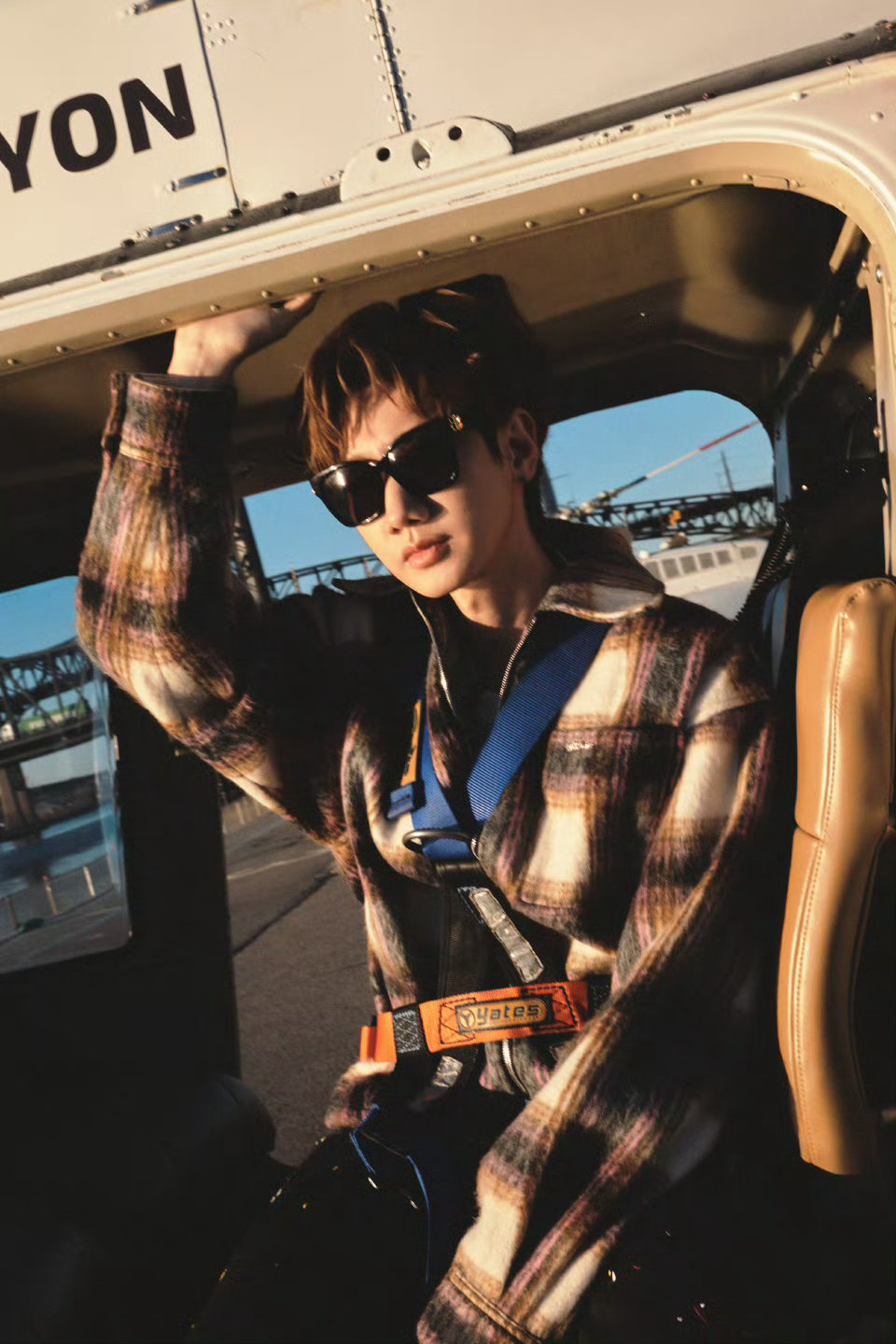 汪苏泷新巡演海报汪苏泷明日世界演唱会海报 满钻几何头盔与半透遮面设计充满未来感，