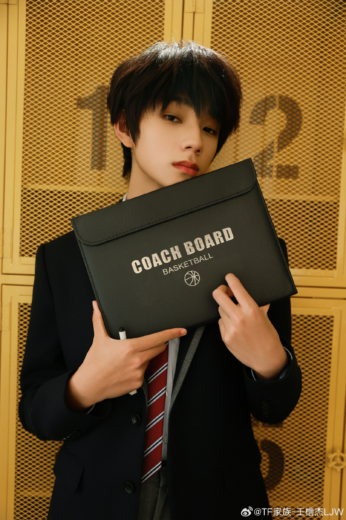 王橹杰温和是底色 我们的少年时代2符动青春海报王橹杰温和是底色，王橹杰《我们的少