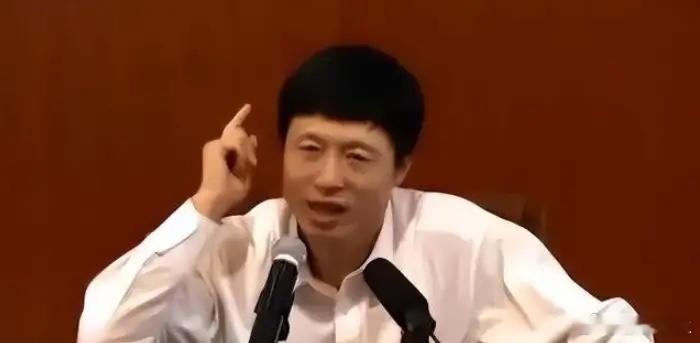 艾跃进曾提出了一个深刻的问题：“让工人下岗，还要人家从头再来，你们为什么不从头再