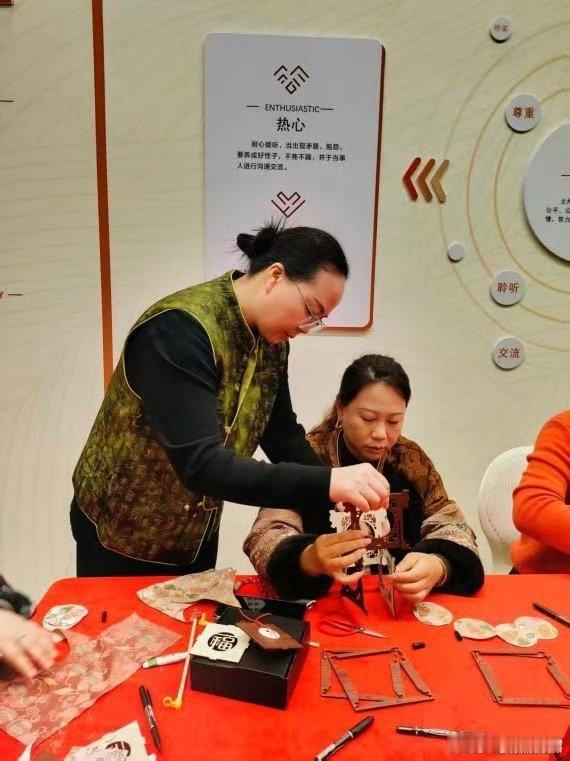 非遗织锦灯笼点亮台州邻里温情巧手制灯，非遗暖心！台州江北社区开展非遗织锦灯笼体验