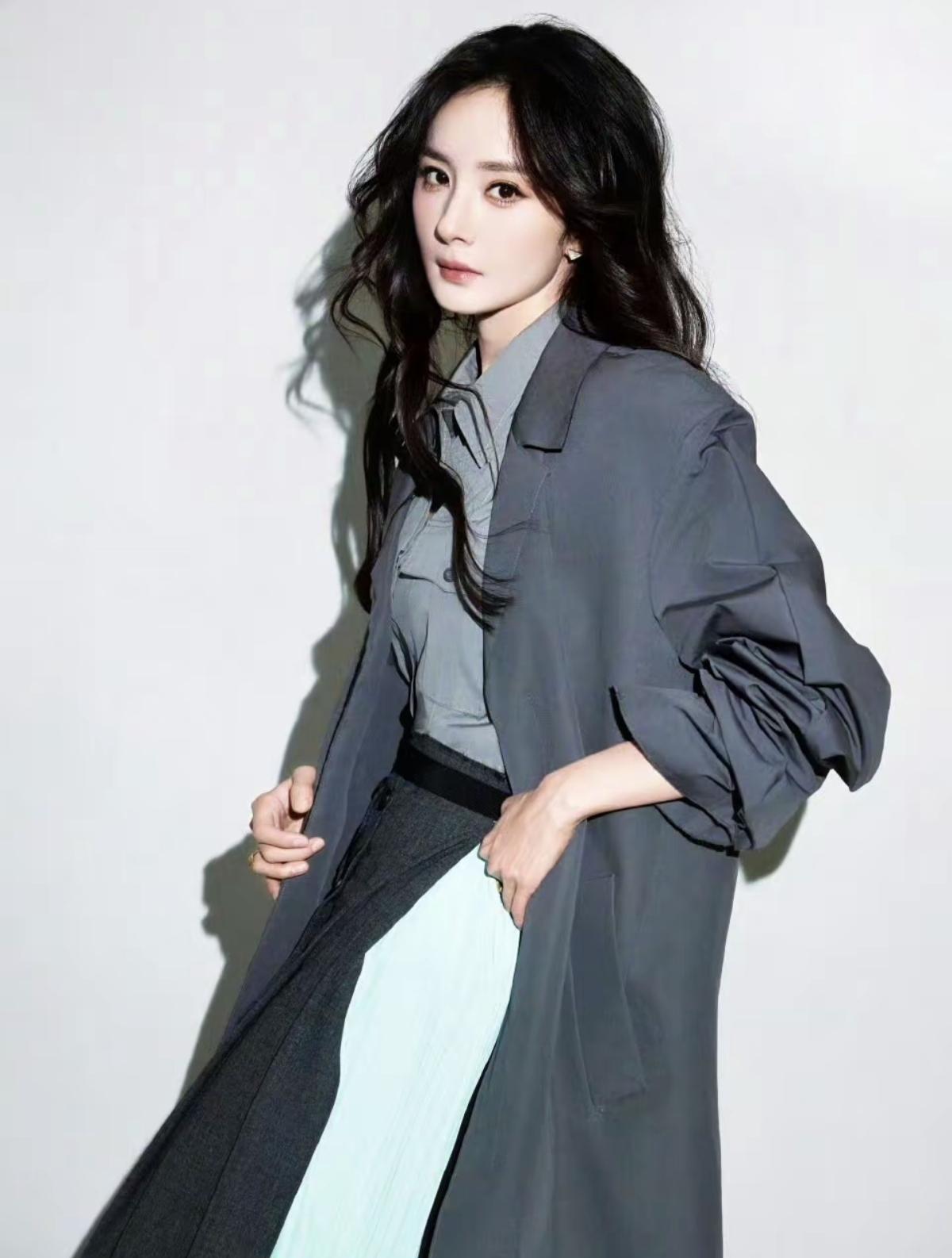 杨幂将职场风的干练与女性的柔媚巧妙融合，既保留了品牌标志性的高智感，又通过杨幂的