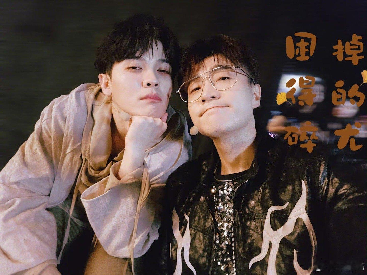 #王铮亮披哥三公plog# 王铮亮哥哥的衣品真是特别好啊，跟这个舞台的适配度也很