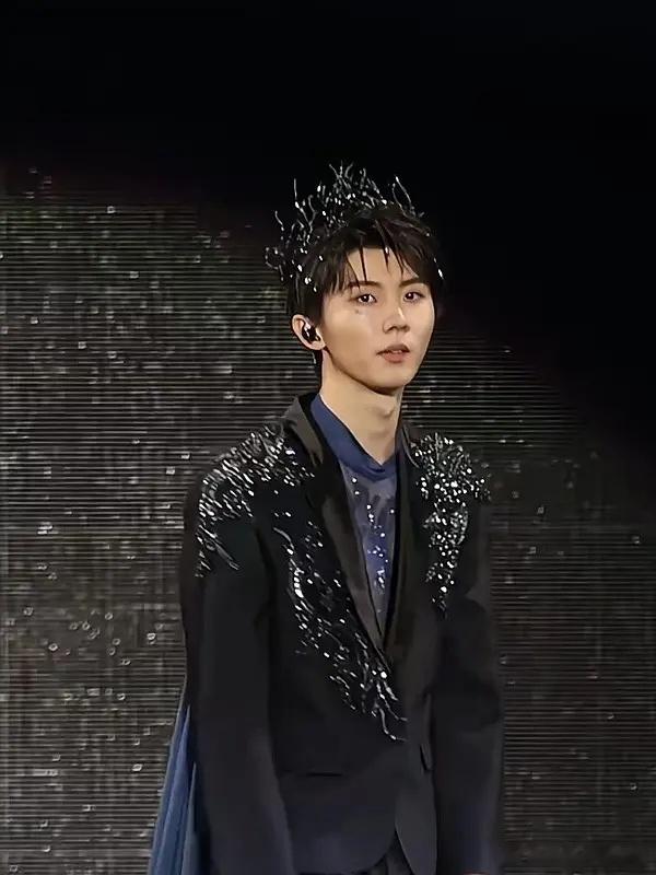 真的是同👑不同命……左边那位你还好吗[吐] ​​​