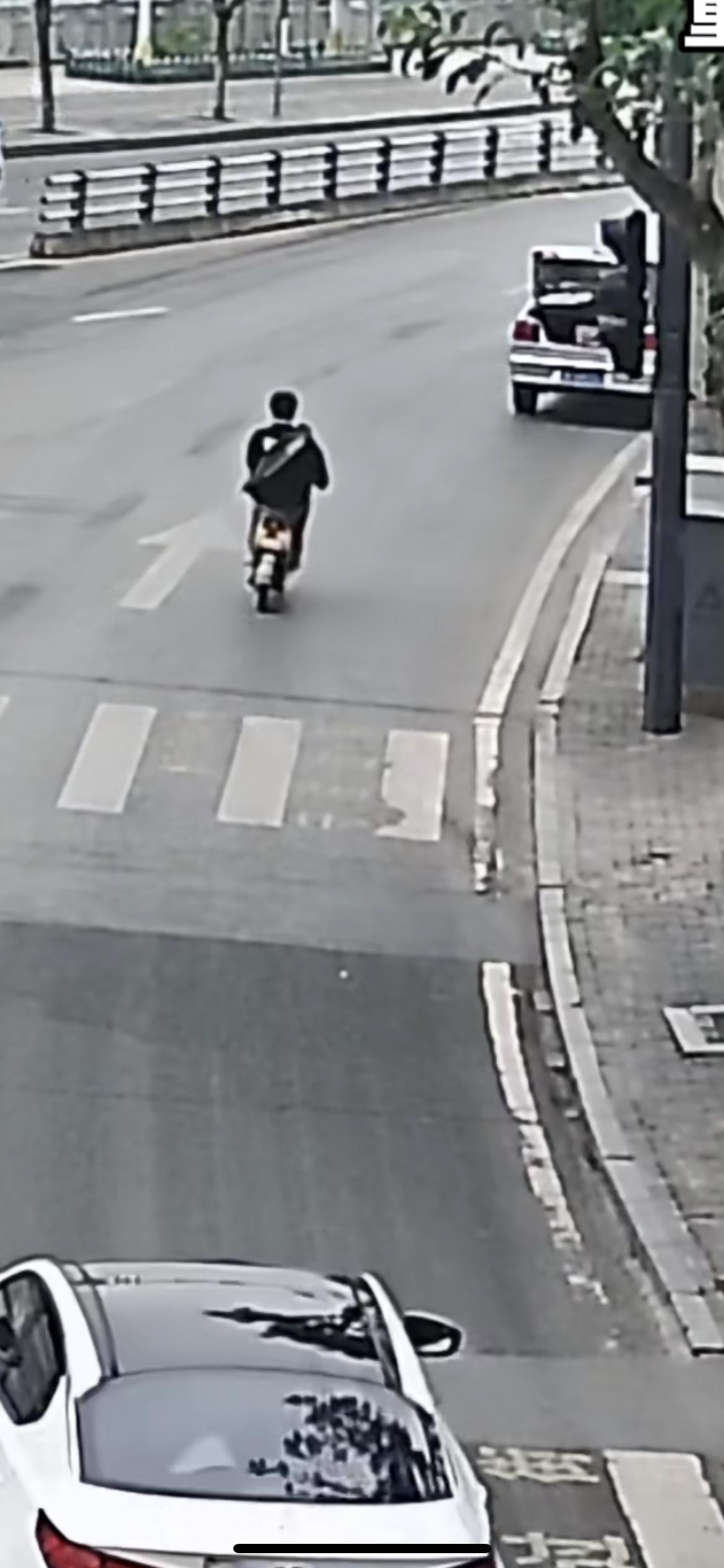 多重违法叠加  ，发生事故自食苦果。近日重庆忠县：一男子在忠县滨江路黄华三千里路