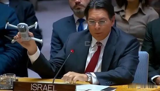 联合国又一“名场面”诞生，以色列代表达农在会场上，从口袋里掏出一架无人机，当着各