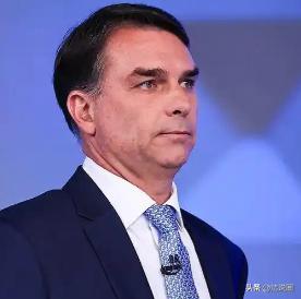 历史，有时候就是这么喜欢原地打转。2022年，父亲败选，拒绝认账，支持者冲进了国
