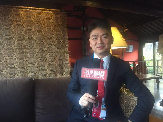 主持人当众考问刘强东：给你一分钟，能说服我去京东购物吗？刘强东当场放话：哪用一分