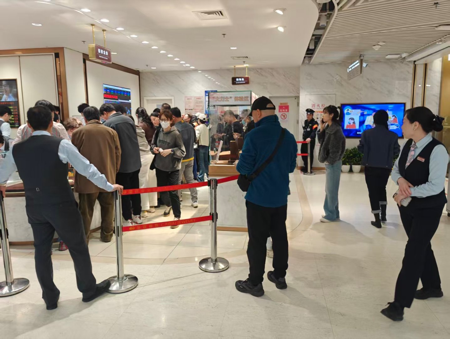 最近菜百买金的大叔大妈还是得排大队啊。。。都来抄底了这是。。。 