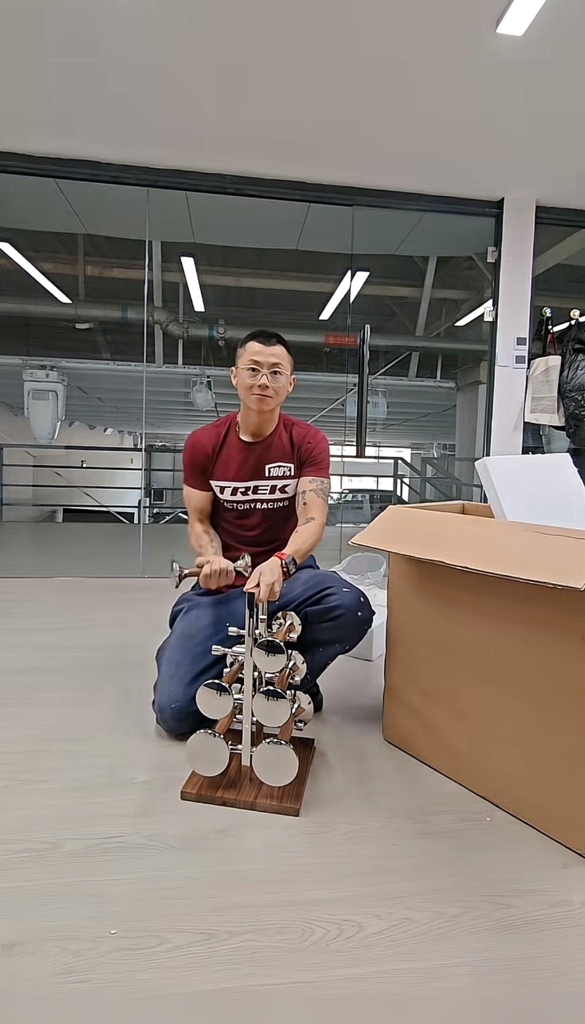 陈震回来了，我的生活又变得丰富多彩，毕竟我只是个社会底层，对于顶层的生活始终充满