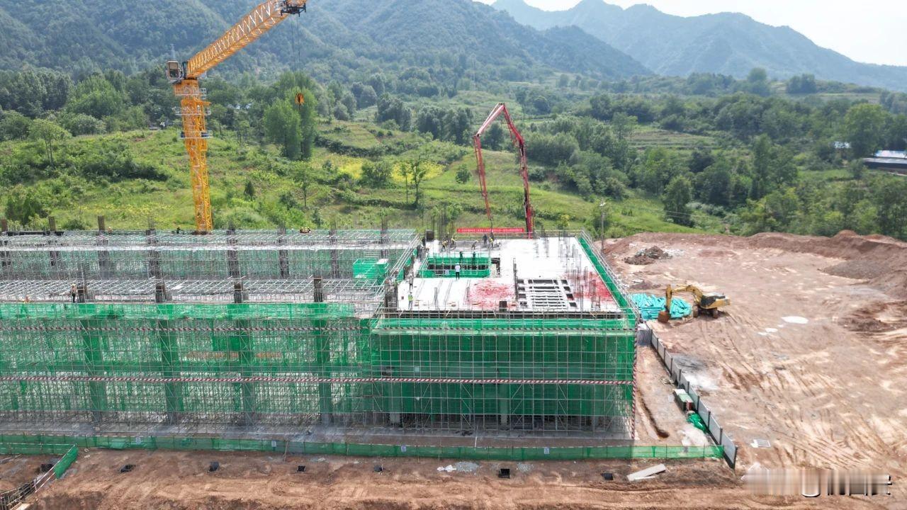 西十高铁山阳站站房主体顺利完成主体结构封顶！作为西十高铁在商洛境内唯一的县级高铁