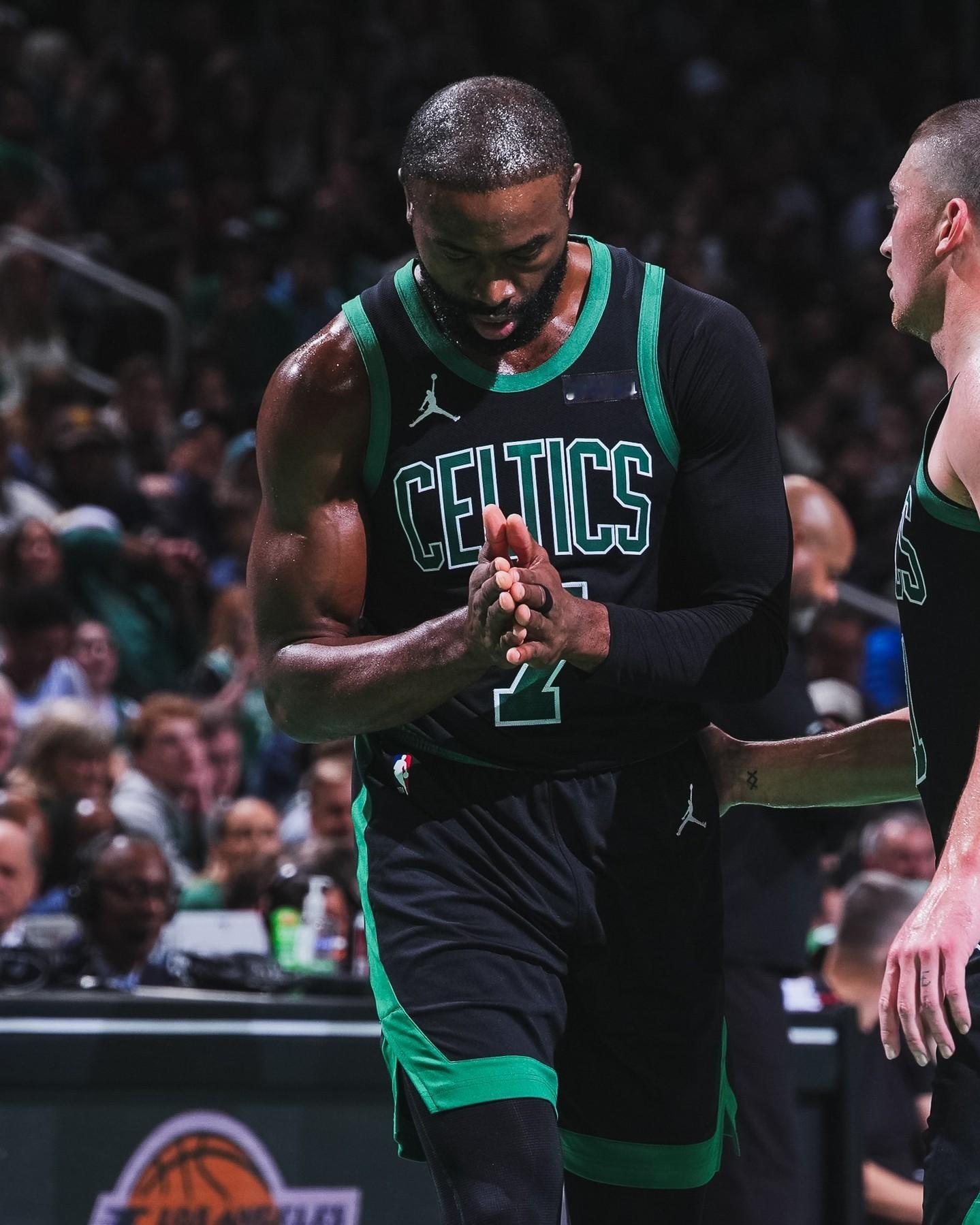 据统计，本赛季杰伦场均出手联盟最高的6次中距离投篮，命中率达到52.8%，在所有