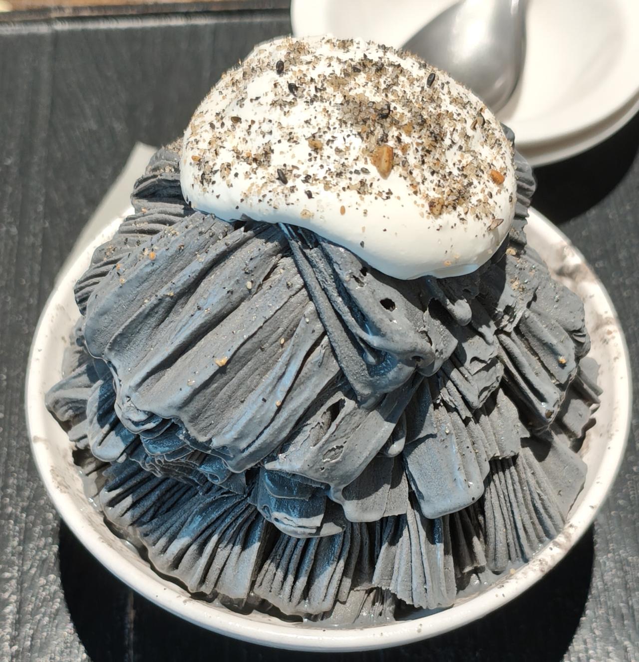 分享一张图片，看看大家知不知道是什么？现在的年轻人喜欢做一些特别的美食，把黑芝麻