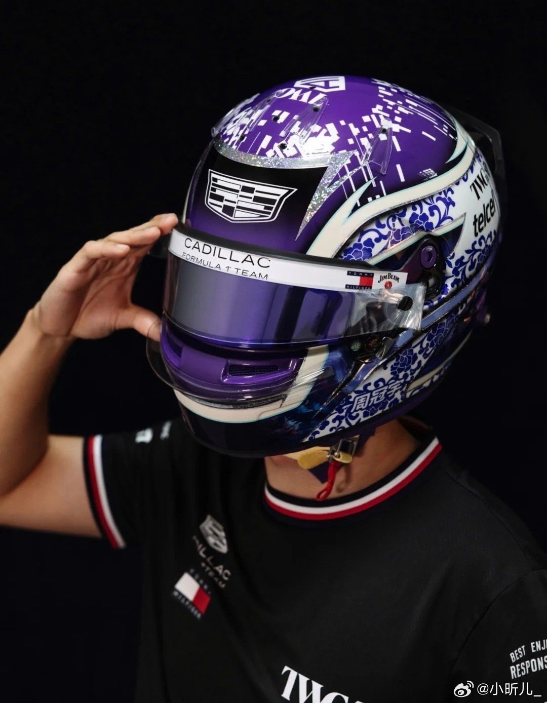 上海为周冠宇把中国骄傲写在夜空凯迪拉克，签约周冠宇任储备车手！上海无人机表演、地