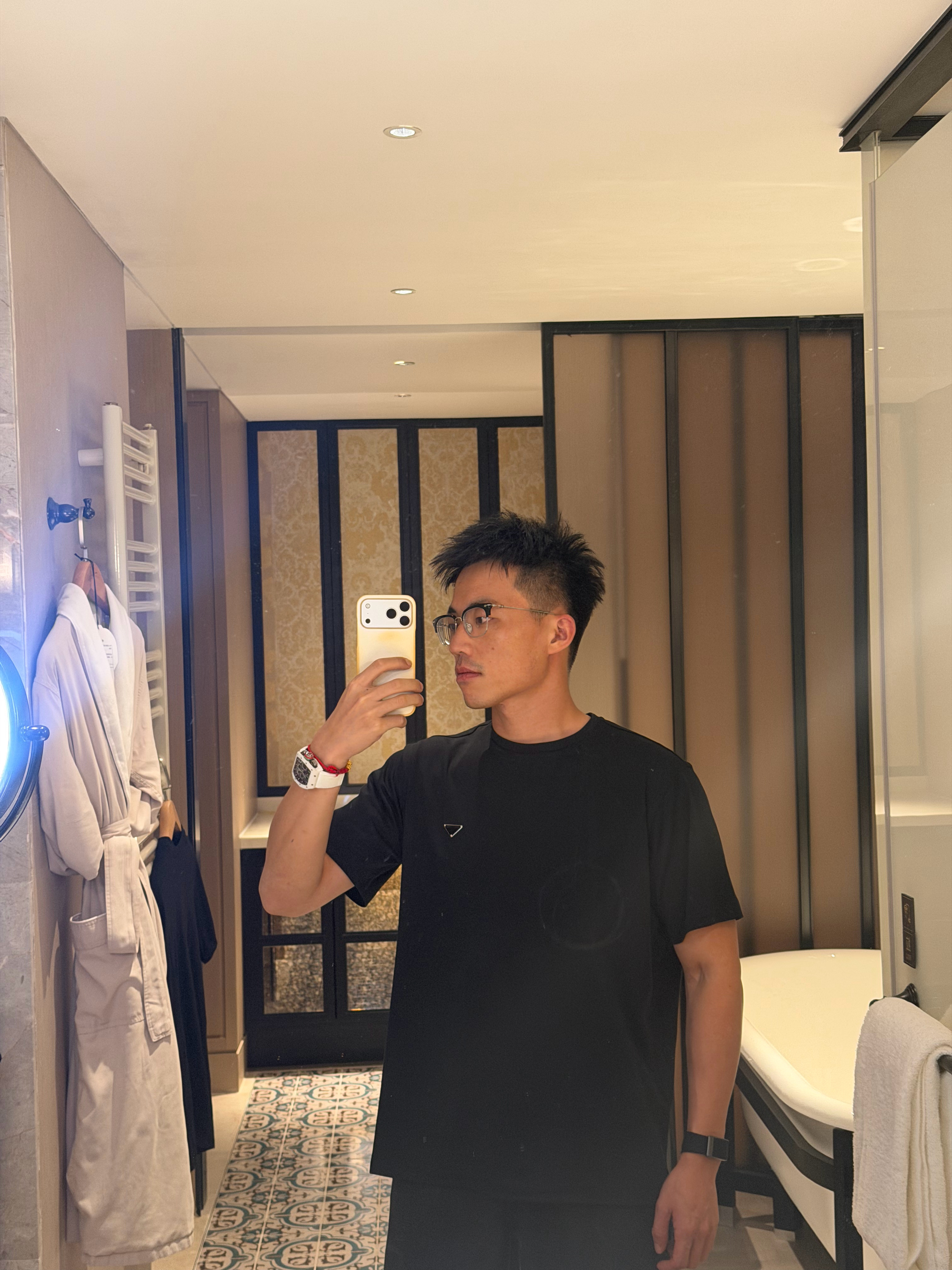 刚刘忠 跑到我酒店送了我一件 prada 短袖我上次开玩笑跟他说你怎么送我一件普