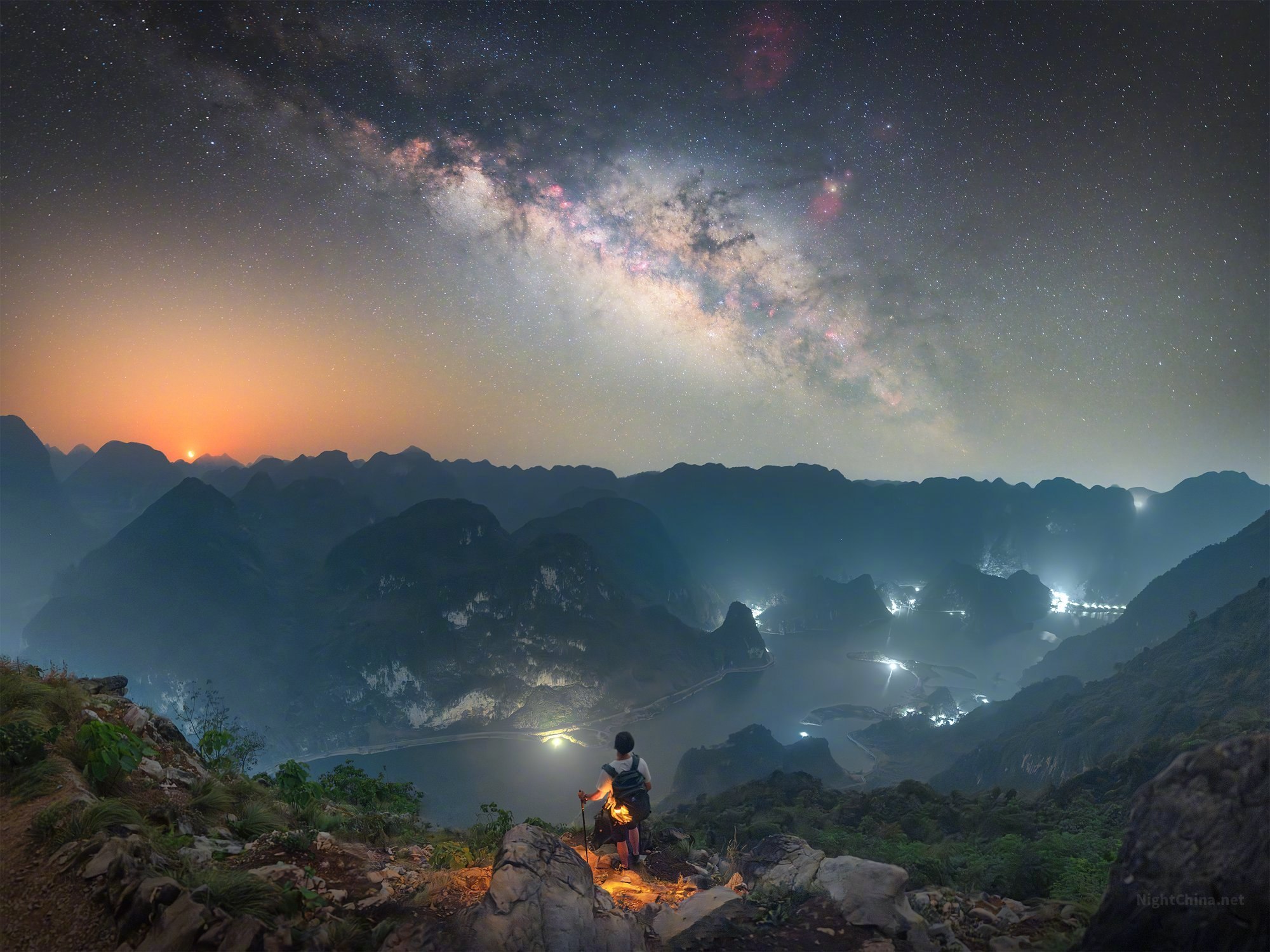 四月的夜，银河之眼刚刚睁开。一弯残月挂在西南山脊，将天边染成淡淡的橘金。层叠的喀