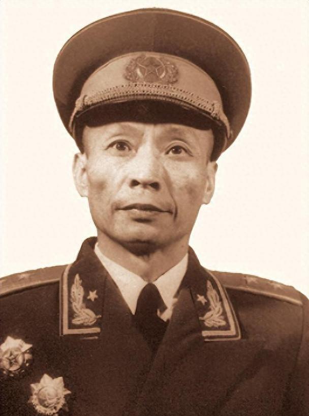 1955年授衔时，他原本只应获得大校军衔，罗荣桓为其争取，毛主席亲自批示将他晋升