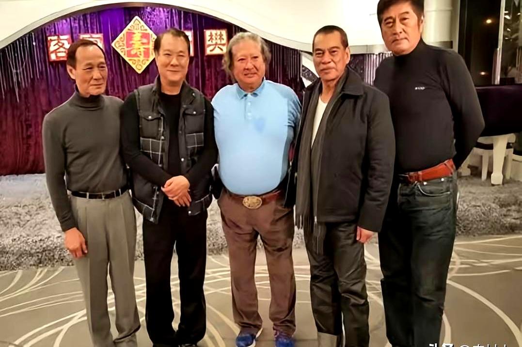 谁能想到，几个满脸褶子、端着酒杯乐呵呵的老头，年轻时要是凑在一块儿，能把整个香港