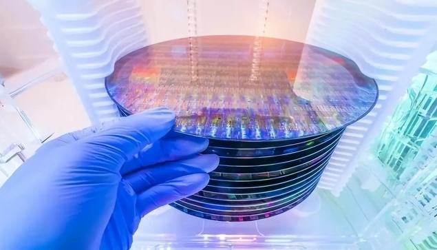 “光刻机没有一个国家可以做得到，美国都造不出，中国根本做不到！”“中国永远都造不