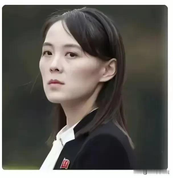 照片中这个女人看起来挺可怕的，这眼神，太凌厉，估计被盯着看的人，肯定会坐立不安。