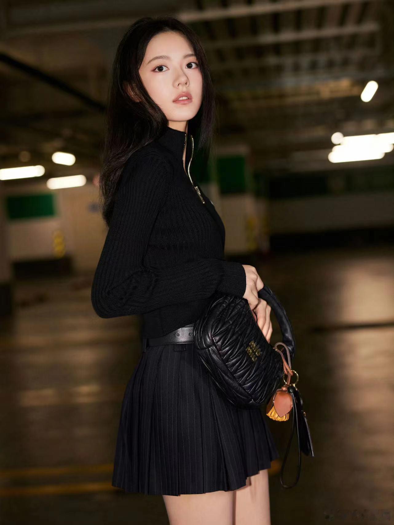 #赵今麦出发巴黎look##赵今麦纯黑look#哇哦！赵今麦的巴黎出发造型，纯黑