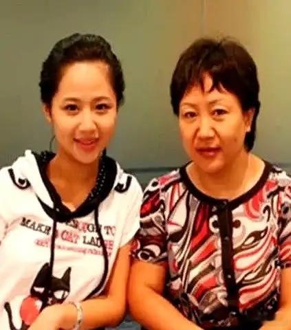 杨紫整容传言被终结！童年照片铁证如山。杨紫从小在《家有儿女》中亮相，观众见证了她
