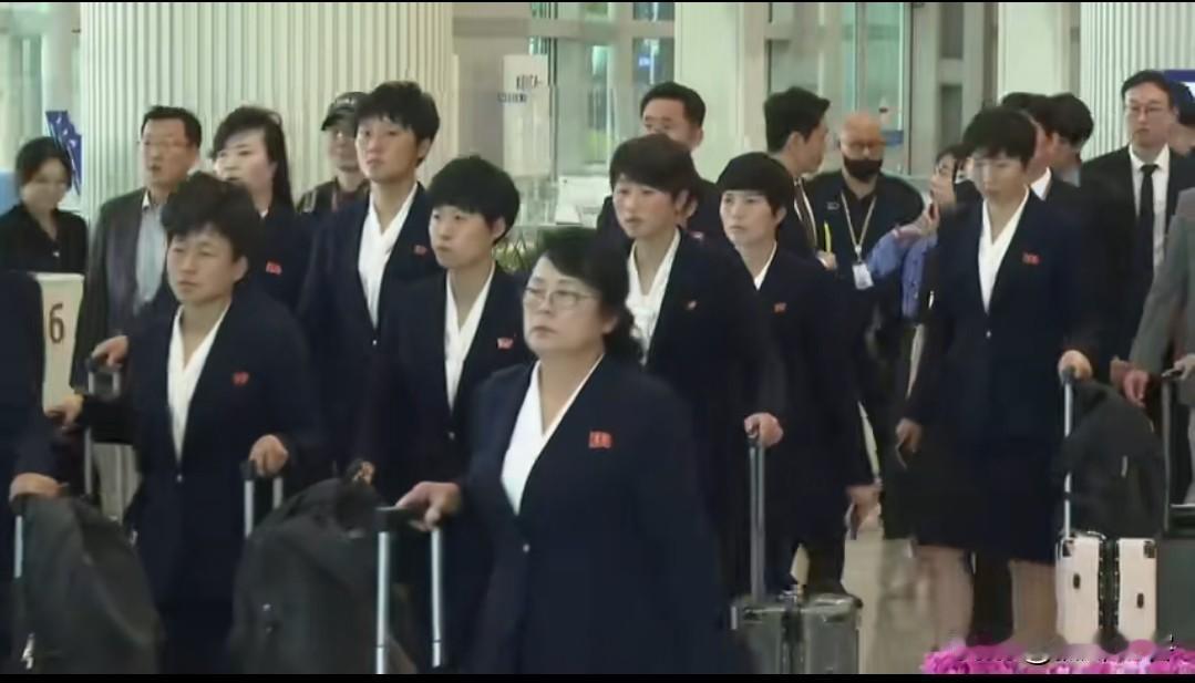 朝鲜女足抵达韩国比赛，媒体普遍关注的是这次的”破冰之旅”，不过比起这些政治因素球