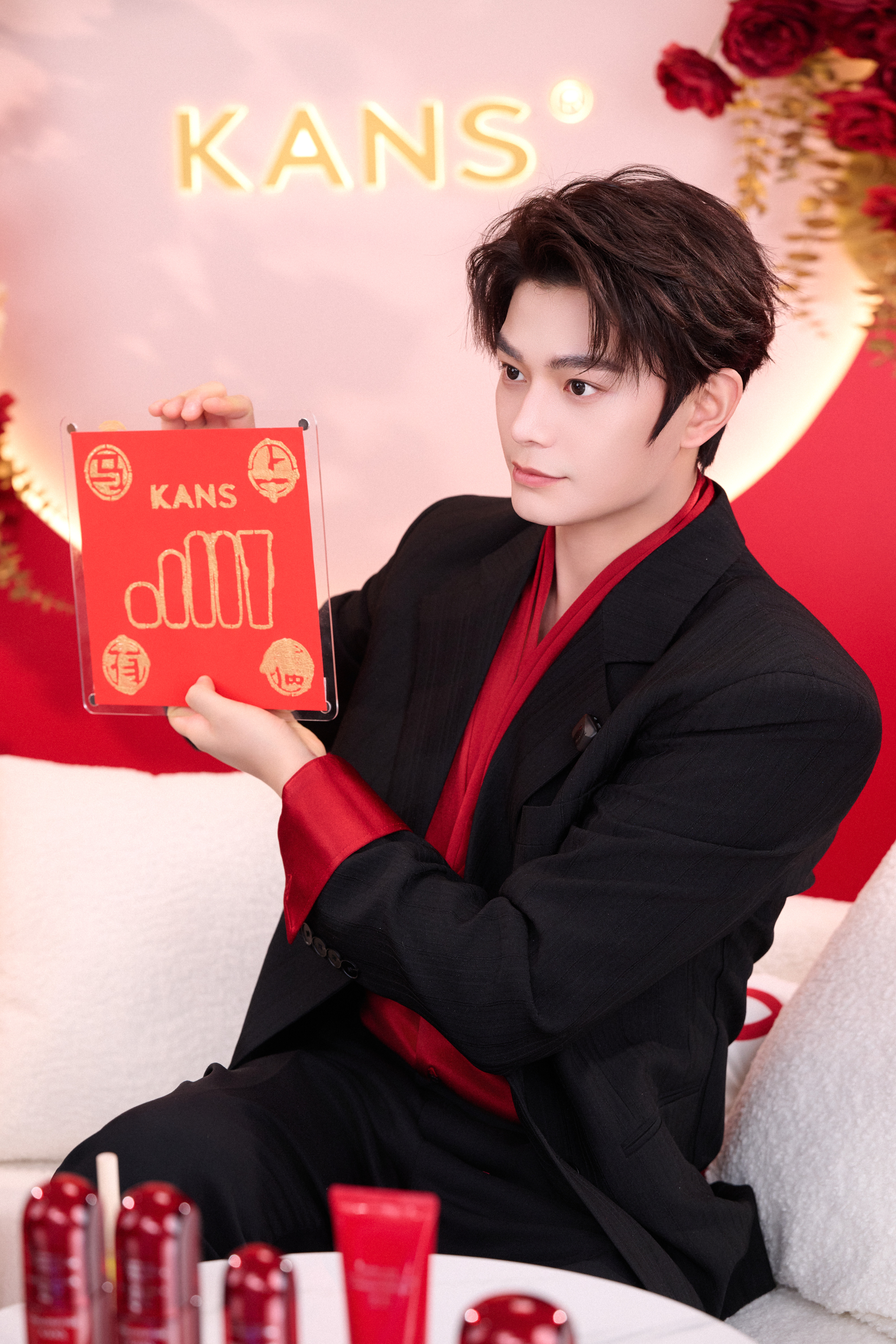 丁禹兮 × 今日 KANS 韩束直播，黑色西服套装内搭红色丝质衬衣，红韵满满，小