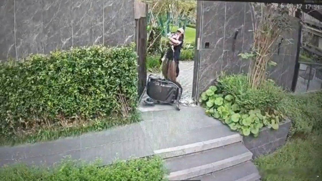 女子推婴儿车遛狗遭遇大狗攻击有人说狗儿子比亲儿子重要，但那种紧急情况下，本能反应
