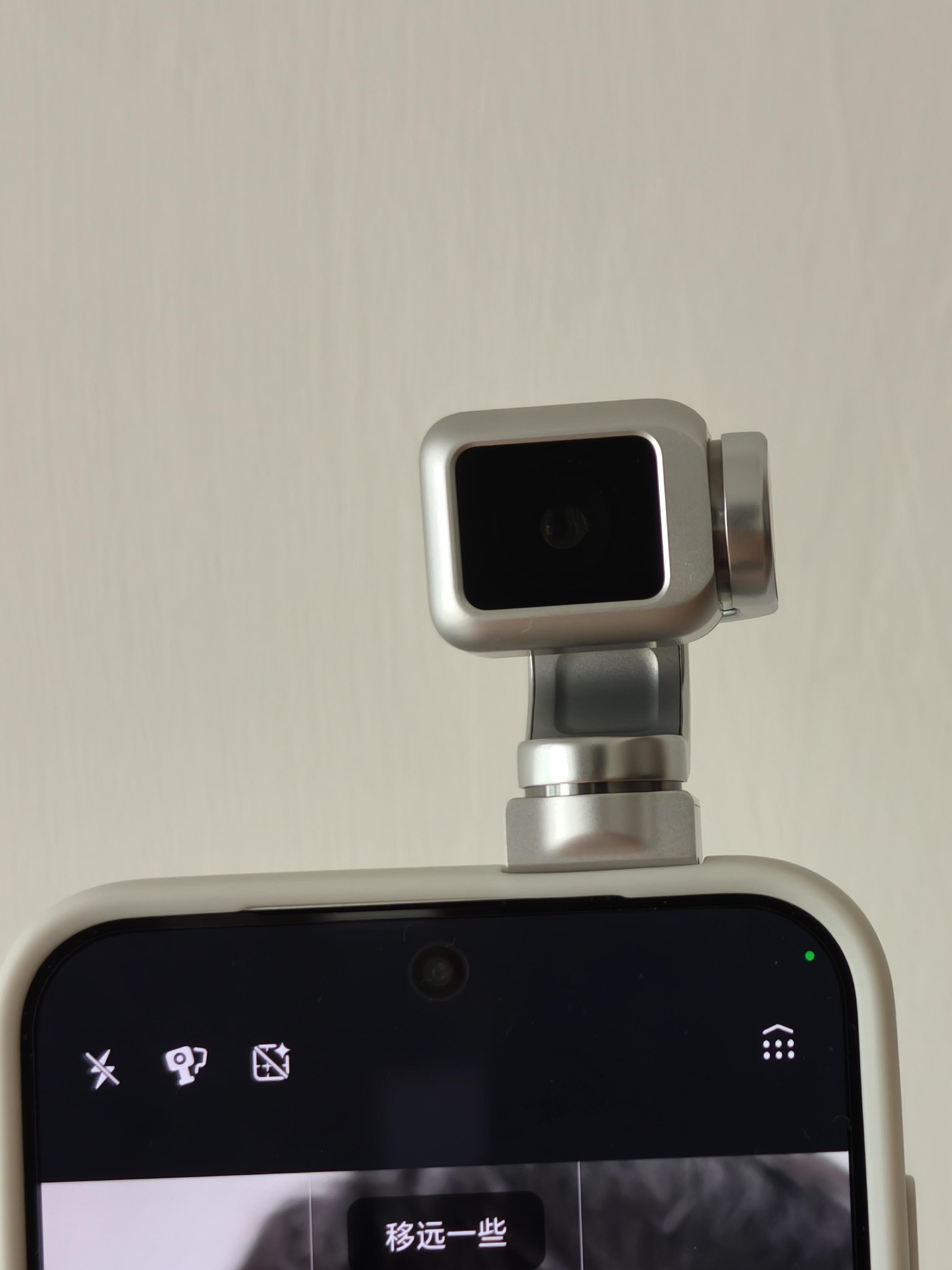 用荣耀Robot Phone自拍可太高清了，高清到令人害怕，并且因为实际上算是用