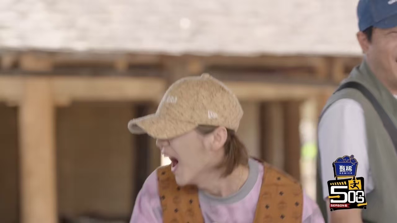 邓超一句话逗笑鹿晗邓超跳孔雀舞被说像鸡 不吹不黑，邓超的搞笑感是真的，但是跳孔雀