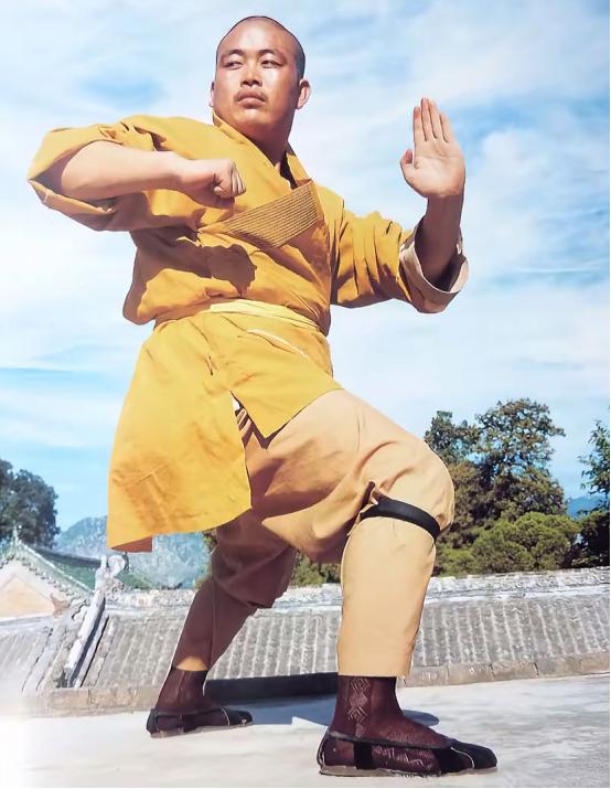 1987年，22岁的释永信接手少林寺住持时，面对的是一座近乎废墟的古刹：殿堂坍塌