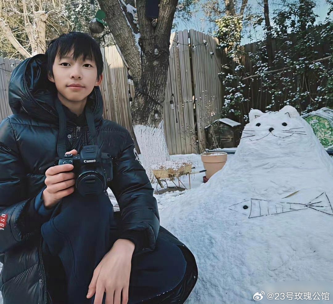 姚晨在家堆雪人，别墅院子里积雪很厚，12岁儿子出镜，脸好小，单眼皮，长得像爸爸曹