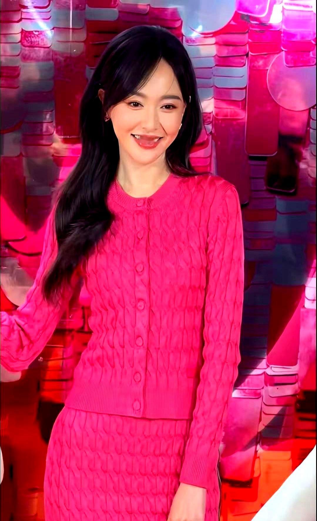 营销号又整活。
 

唐嫣四十出头，被硬说成“43岁还像23”。
 

数字造假