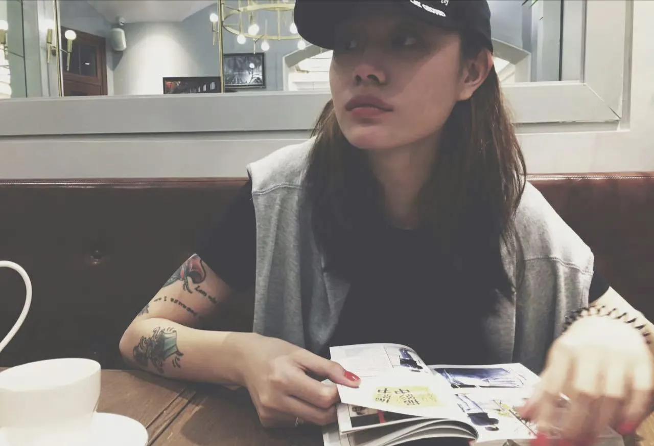 葛荟婕深夜三点炮轰汪峰，她说不想活在他的流量下，让网友们给她支支招，想办法以后让