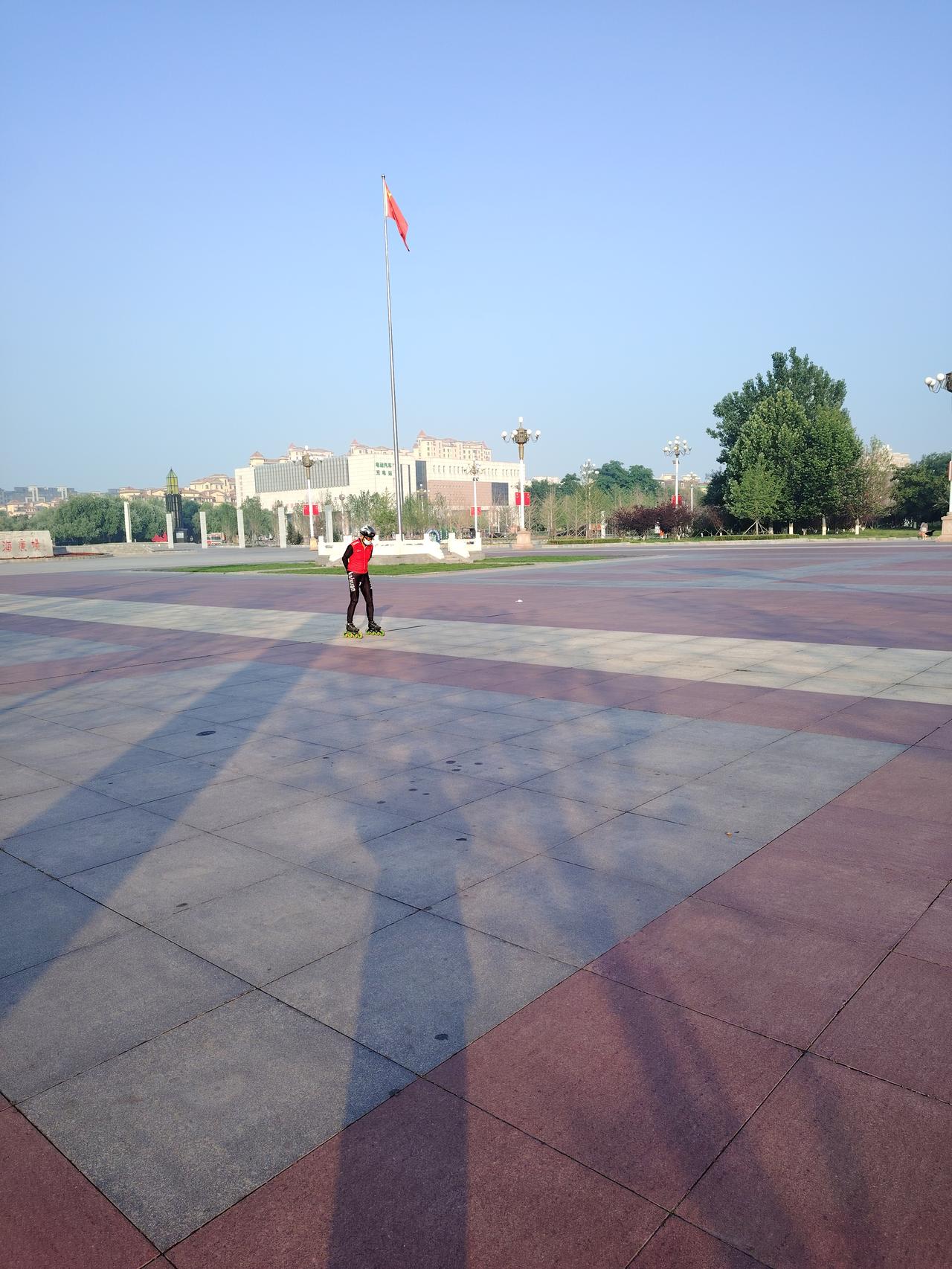 真是个晨练的好地方，政府门前的大广场好开阔啊！