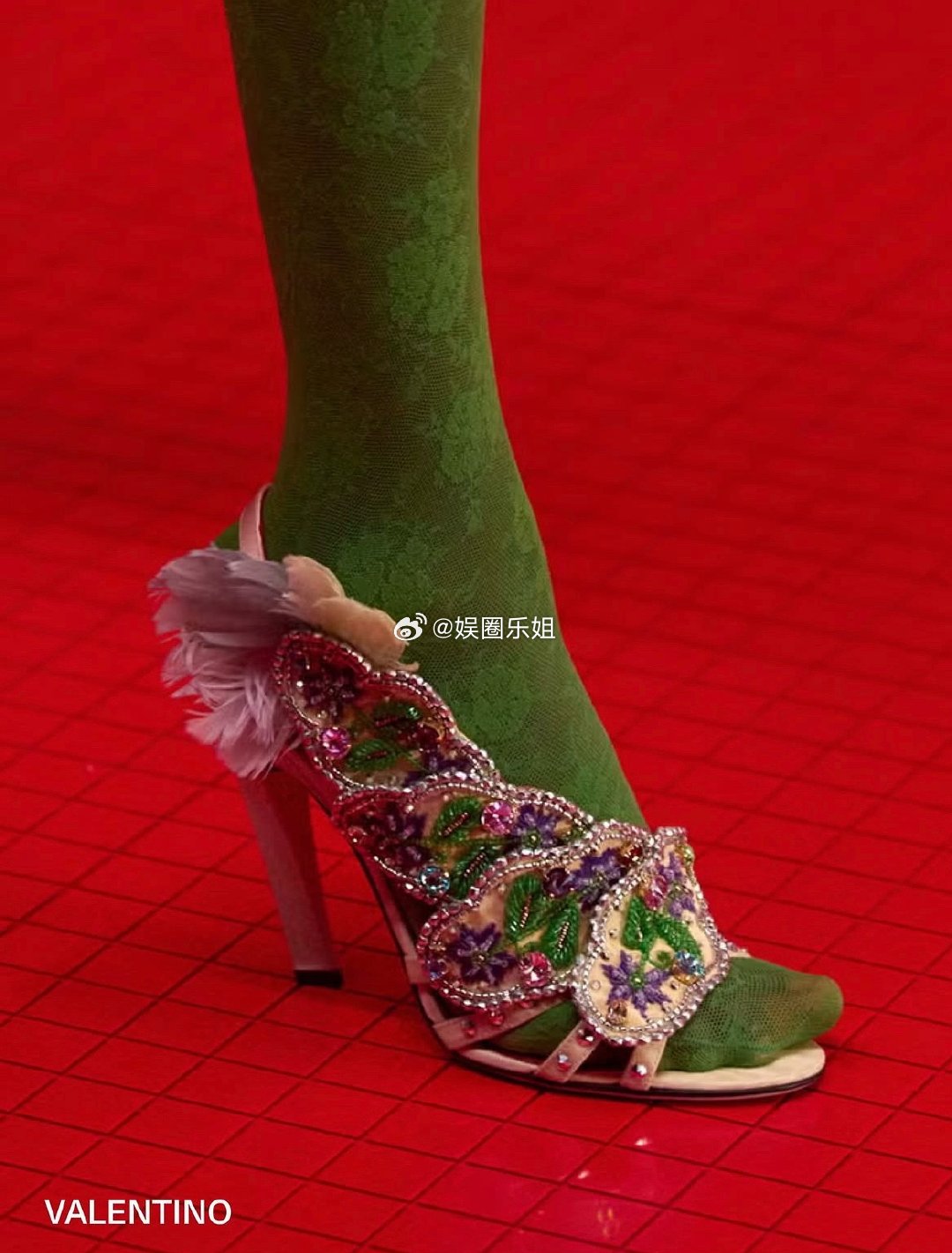 时装周趋势档案 ｜鞋子的“叛逆期”～在2026秋冬高定秀场，鞋子成为了打破沉闷、