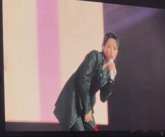 谁设计的这个名场面！女伴舞拉完手蹦蹦跳跳的可爱反应，直接戳中所有追星人的DNA，