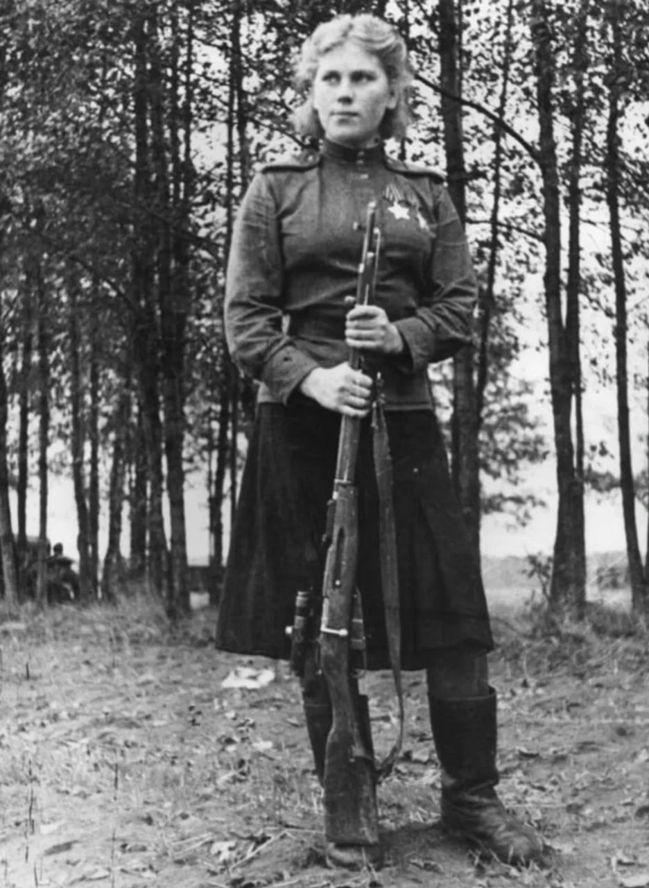 1944年11月  身穿深蓝色裙子的苏联女狙击手罗扎·莎妮娜，哥哥在列宁格勒保卫...